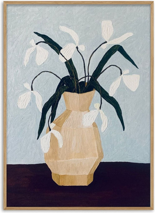 Vita blomster i beige vas by Rebecka Hansson - white flowers in a faceted beige vase on a dark table